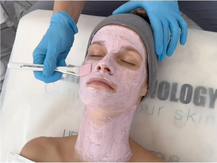 Soin Skin Essential présenté avec masque à l’argile et gants argent
