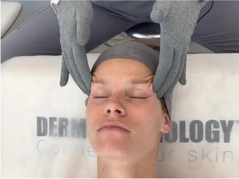 Soin Skin Facelift présenté avec le sérum liftant exosomes