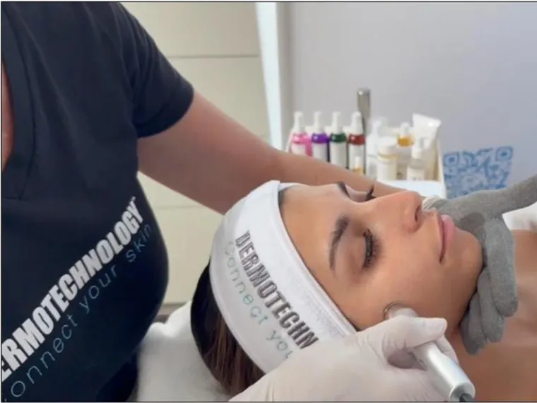 Soin Skin Face Sculpting présenté avec le sérum liftant et les gants argent