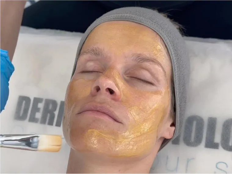 Soin Skin Luxury Gold présenté avec le sérum or 24k et le masque anti-âge