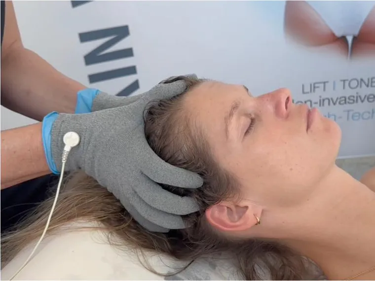 Soin Healthy Scalp présenté avec le sérum S.O.S repousse des cheveux