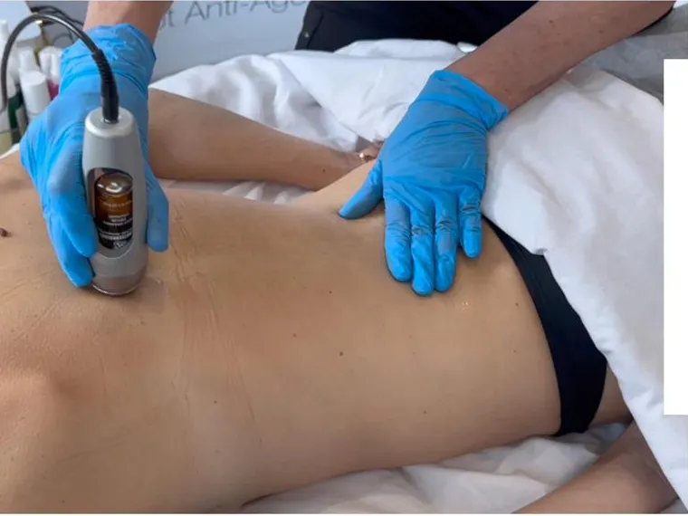 Soin Lymphatic Drainage présenté avec les sérums drainant et minceur chauffant