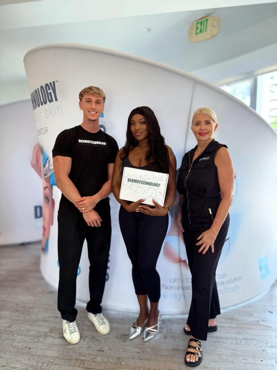 Elisabeth BOBO, fondatrice de FBAG Skin Tech, entourée de l'équipe Dermotechnology lors de sa certification à Miami